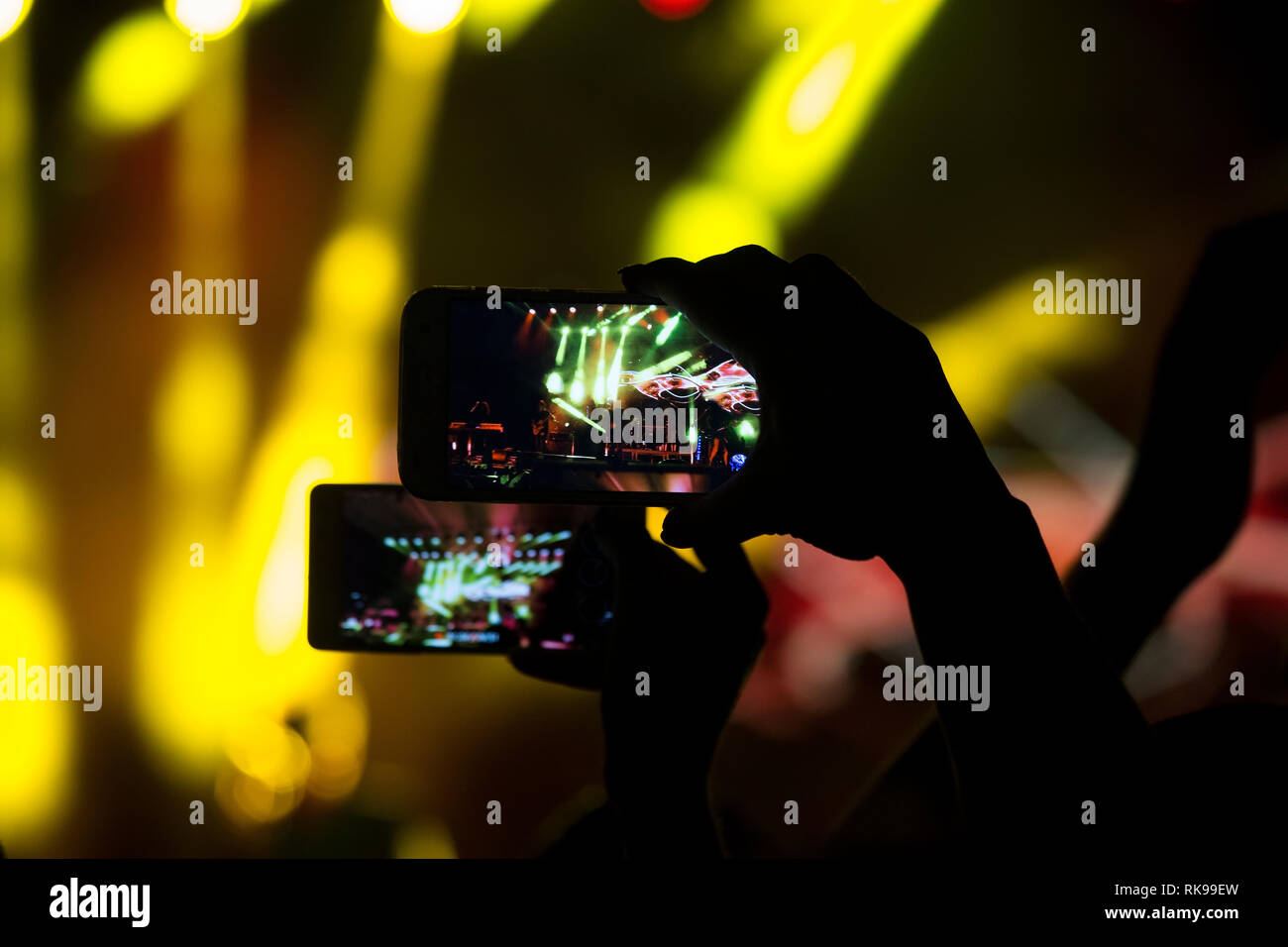 Handy in der Hand auf einem Rock Konzert Stockfoto