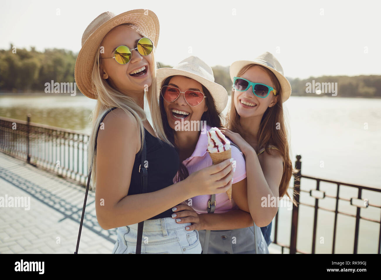 Junge Mädchen haben Spaß im Park im Sommer. Stockfoto