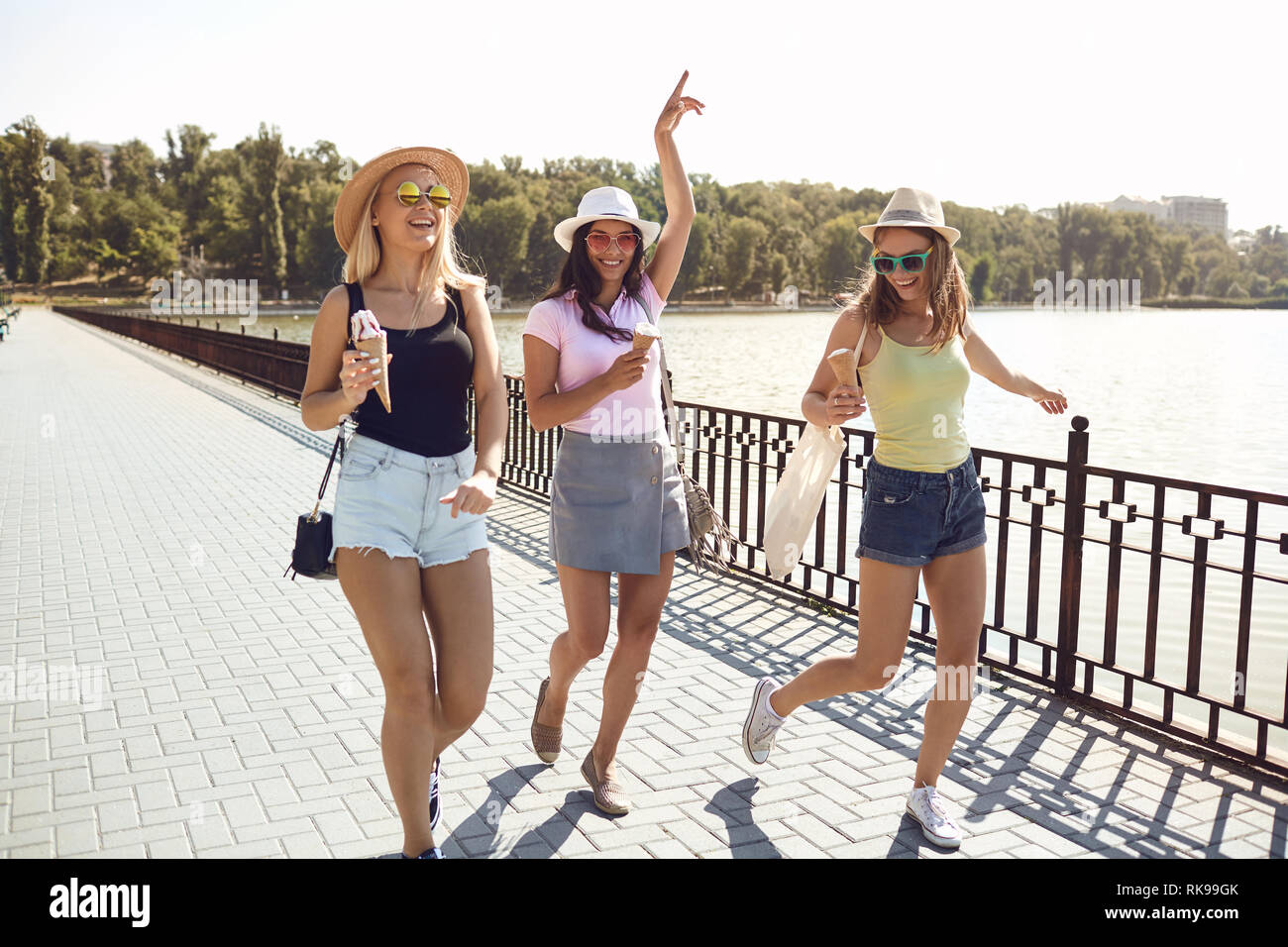 Junge Mädchen haben Spaß im Park im Sommer. Stockfoto