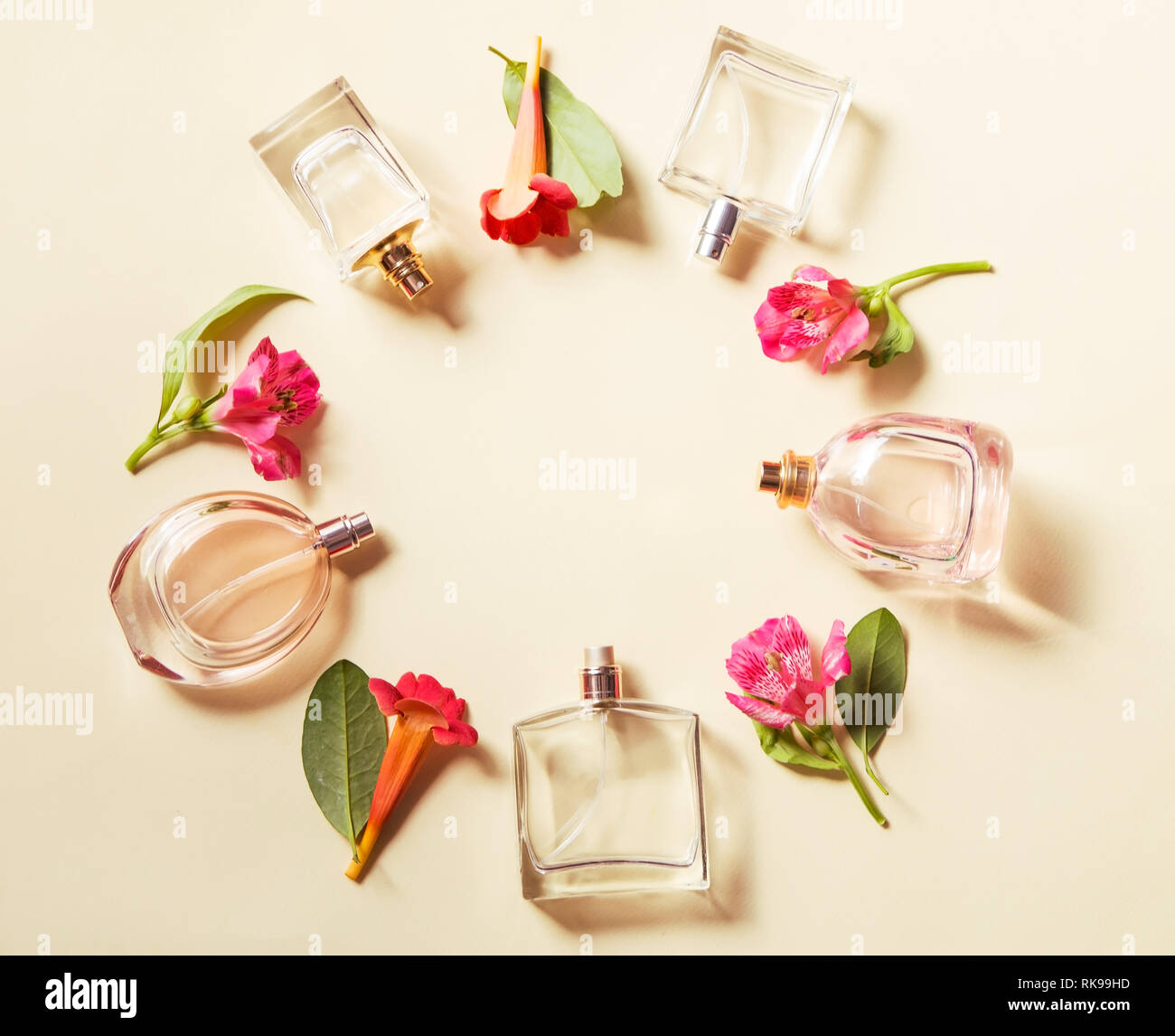 Beauty Arrangement mit der Flakons und Blumen Stockfoto