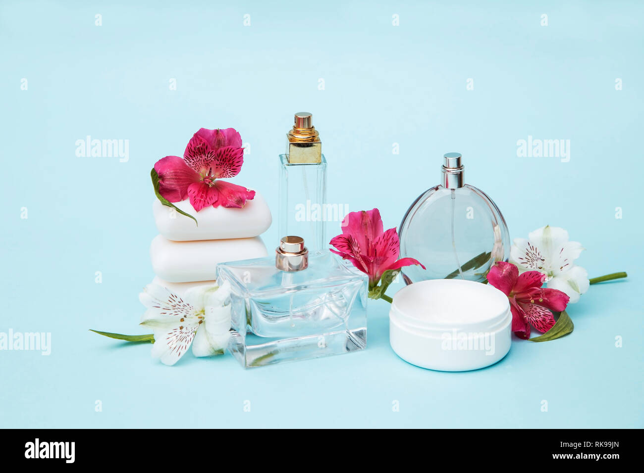 Beauty Arrangement mit dem Parfum botles und wilde Orchideen Stockfoto