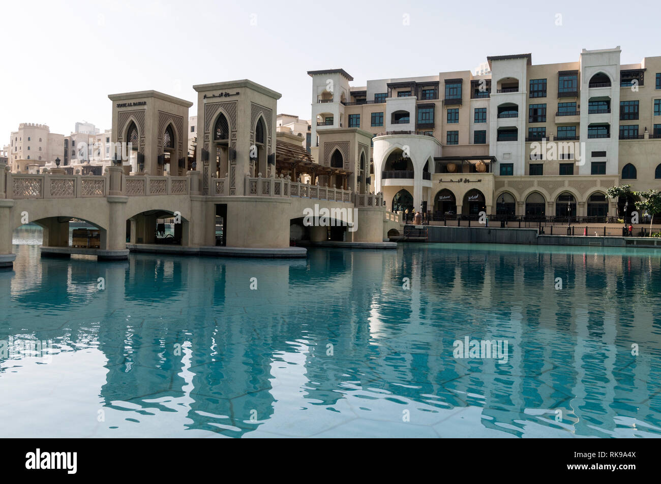 Eine kleine Fußgängerbrücke, Souk Al Bahar Brücke, die Verbindung der Souk Al Bahar mit luxuriösen Apartments und das Dubai Shopping Mall in der Innenstadt von Dubai in der Uni Stockfoto
