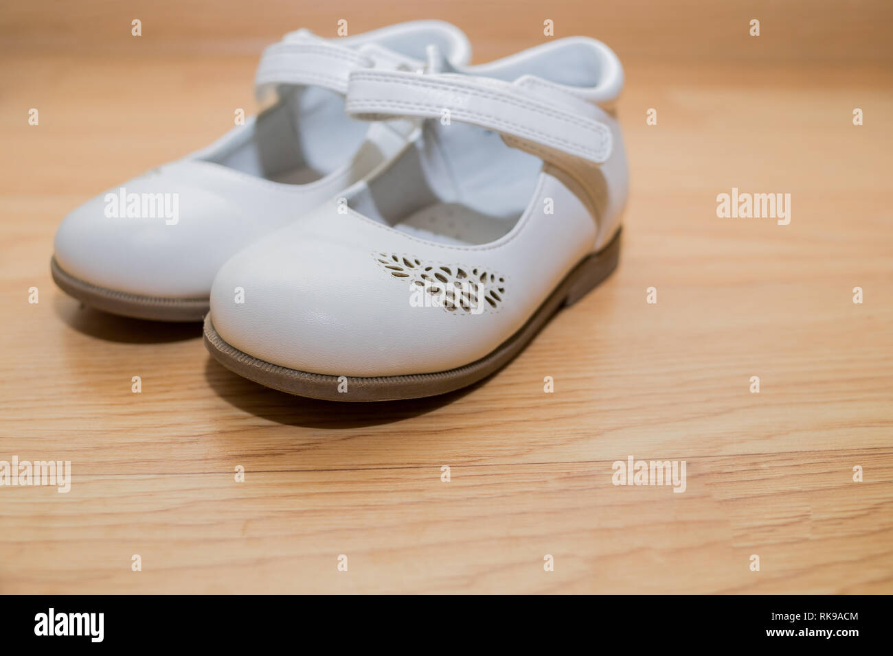 Farbe weibliche Schuhe. Kinder Schuhe auf Holz- Hintergrund isoliert. Weiß  Leder Baby Schuhe, Hausschuhe. Weiß festliche, elegante Schuhe für ein  vorschulkind. Kopieren Stockfotografie - Alamy