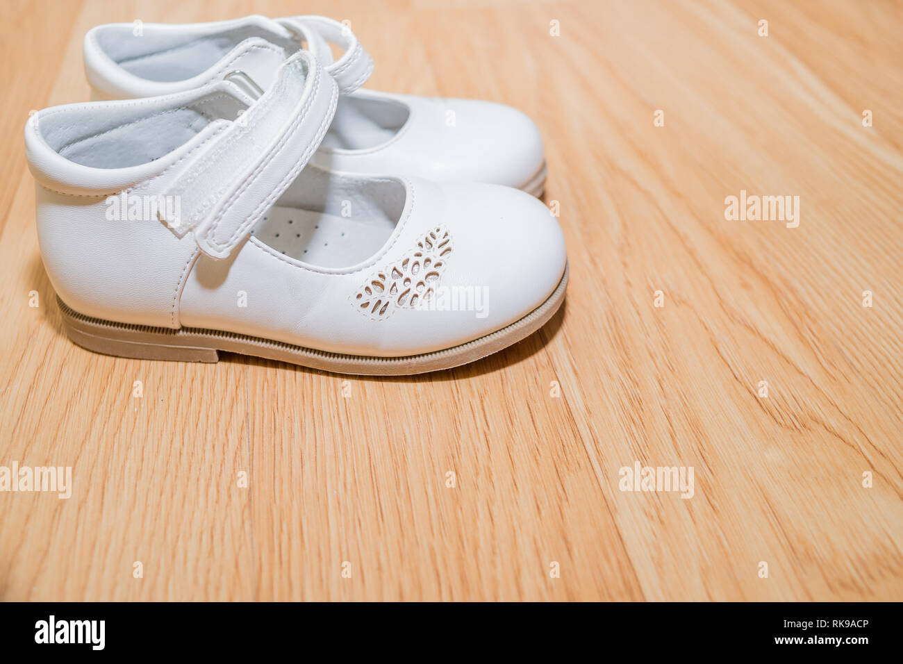 Farbe weibliche Schuhe. Kinder Schuhe auf Holz- Hintergrund isoliert. Weiß  Leder Baby Schuhe, Hausschuhe. Weiß festliche, elegante Schuhe für ein  vorschulkind. Kopieren Stockfotografie - Alamy