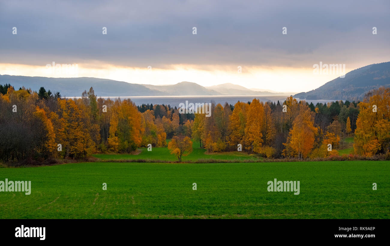 Unglaublich, dramatische Wolken und Sonne über einem See in Norwegen Stockfoto