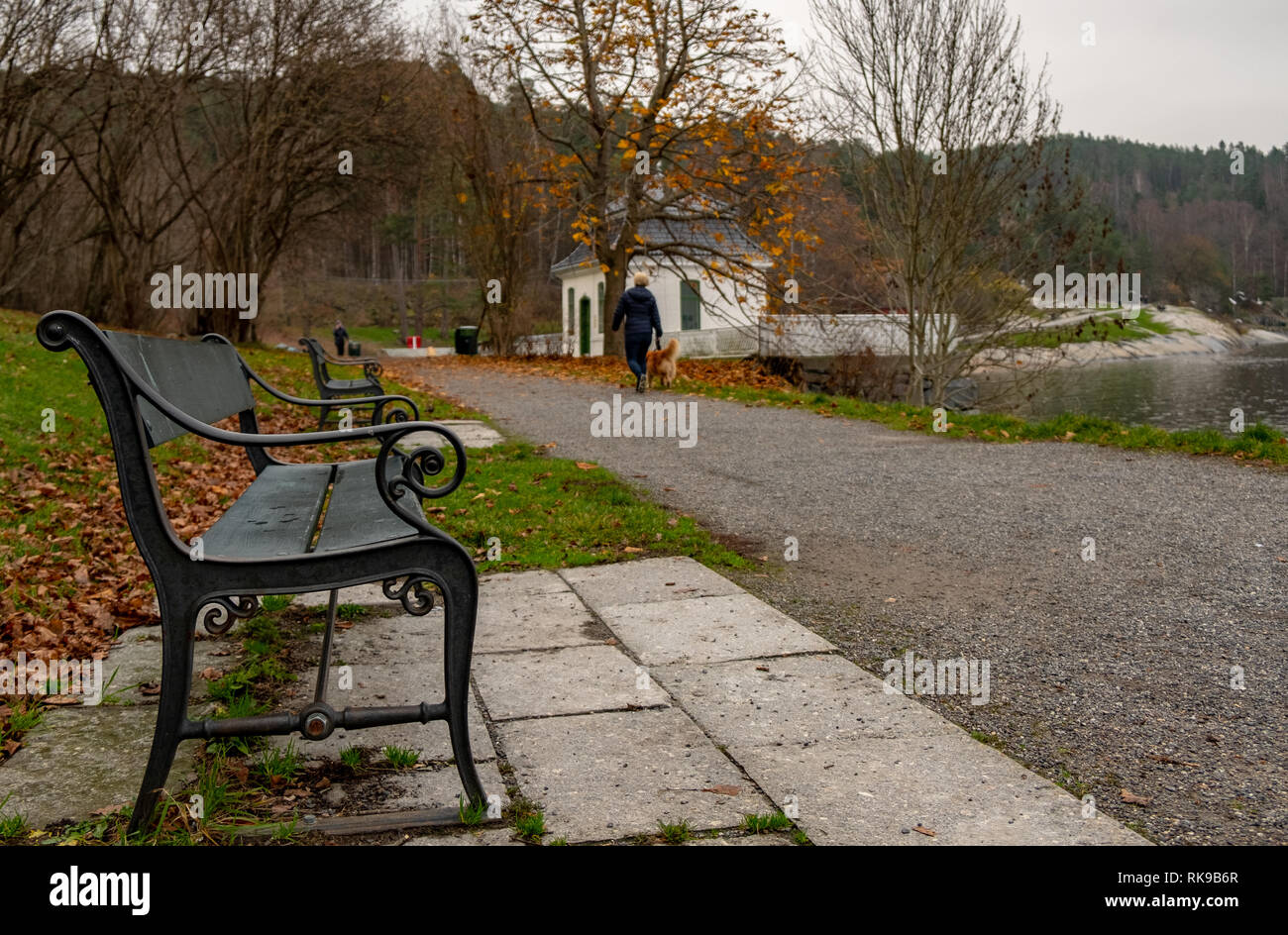 Bänke im Park, in der Nähe der Küste in Oslo, Norwegen Stockfoto