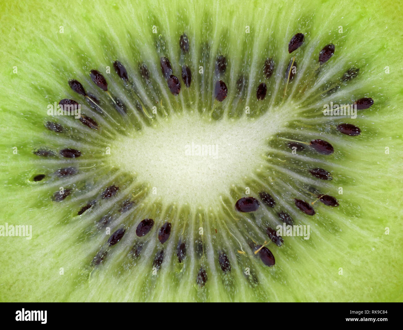 Nahaufnahme der in Scheiben geschnittene grüne Kiwi, natürlichen Hintergrund Stockfoto
