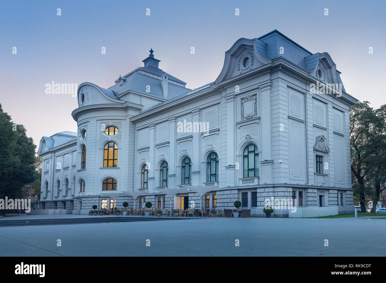 Latvian National Museum of Art Blick vom Parc Seite bei Nacht, Riga, Lettland Stockfoto