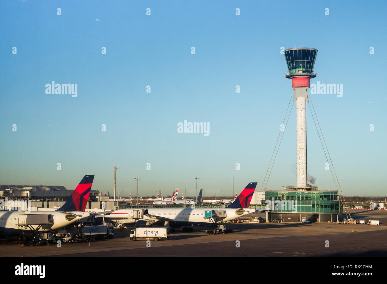Delta Flugzeuge in der Nähe des Turms in Heathrow - London, UK geparkt Stockfoto