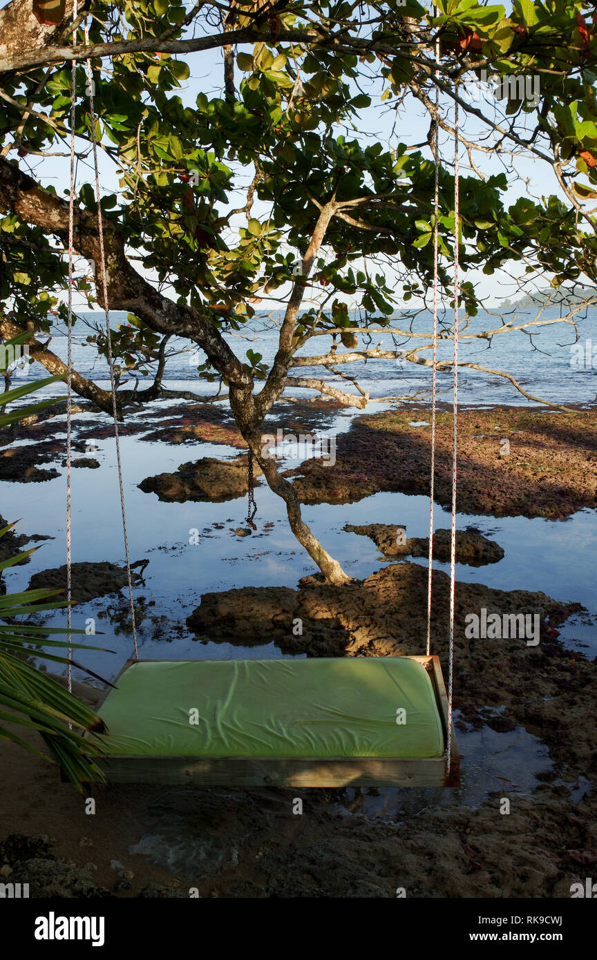 Schwingende Bett über dem Ufer auf Doppelpunkt Insel - Archipel Bocas del Toro, Panama hung Stockfoto