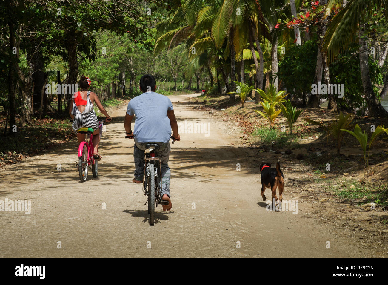 Navigieren die Feldwege entlang der Küste auf Doppelpunkt Insel im Archipel Bocas del Toro, Panama Stockfoto