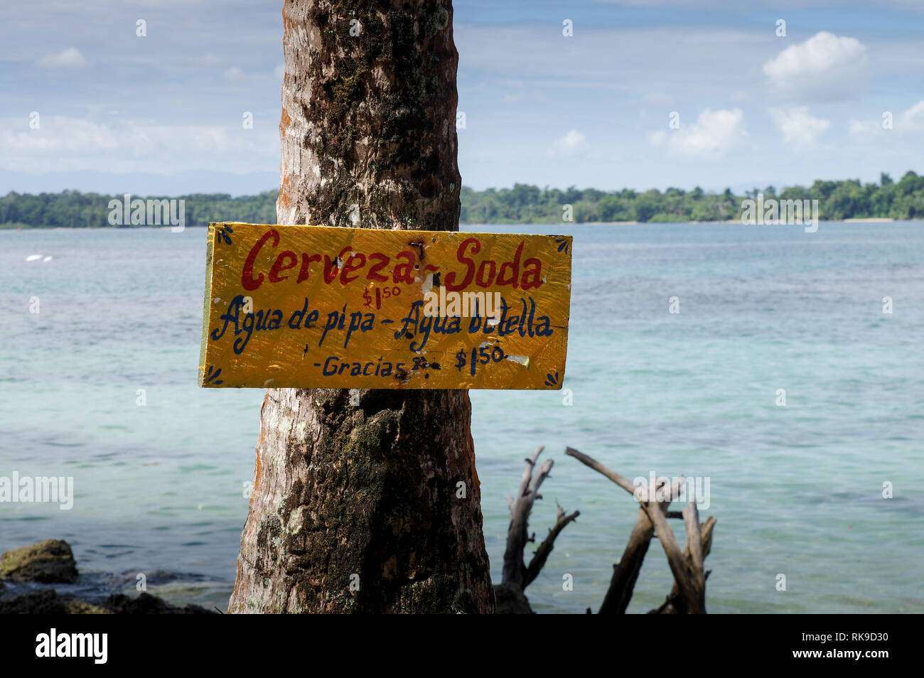 Bier und alkoholfreie Getränke für Verkauf Zeichen in Boca Del Drago - Archipel Bocas del Toro, Panama Stockfoto