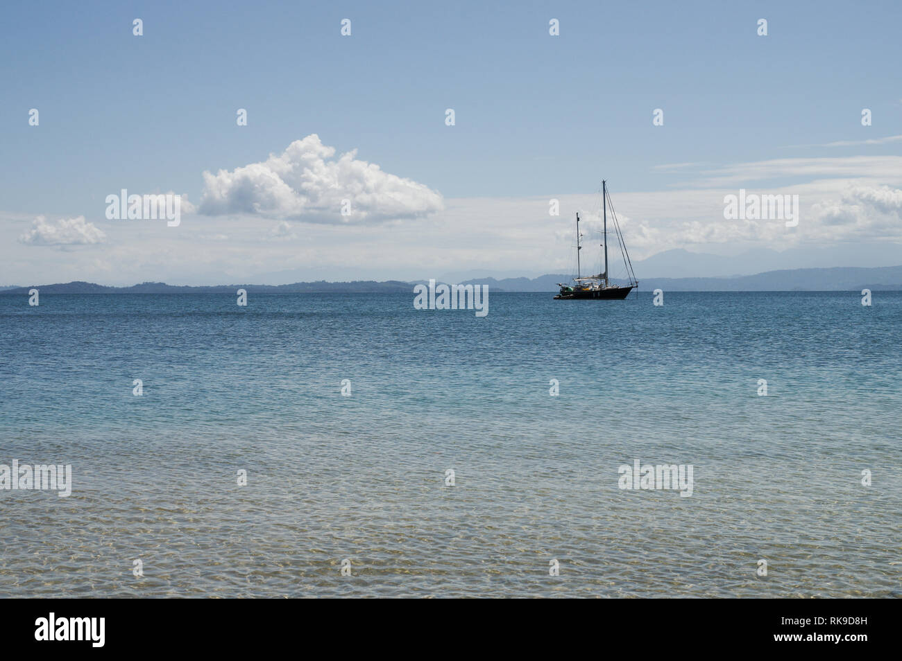 Segelboot vertäut Am Seestern Strand auf der Isla Colon-Archipel Bocas del Toro, Panama Stockfoto