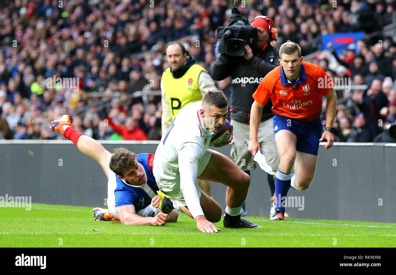 England's Jonny können Kerben zweiter Versuch seiner Seite des Spiels während der Guinness sechs Nationen Spiel im Twickenham Stadium, London. Stockfoto