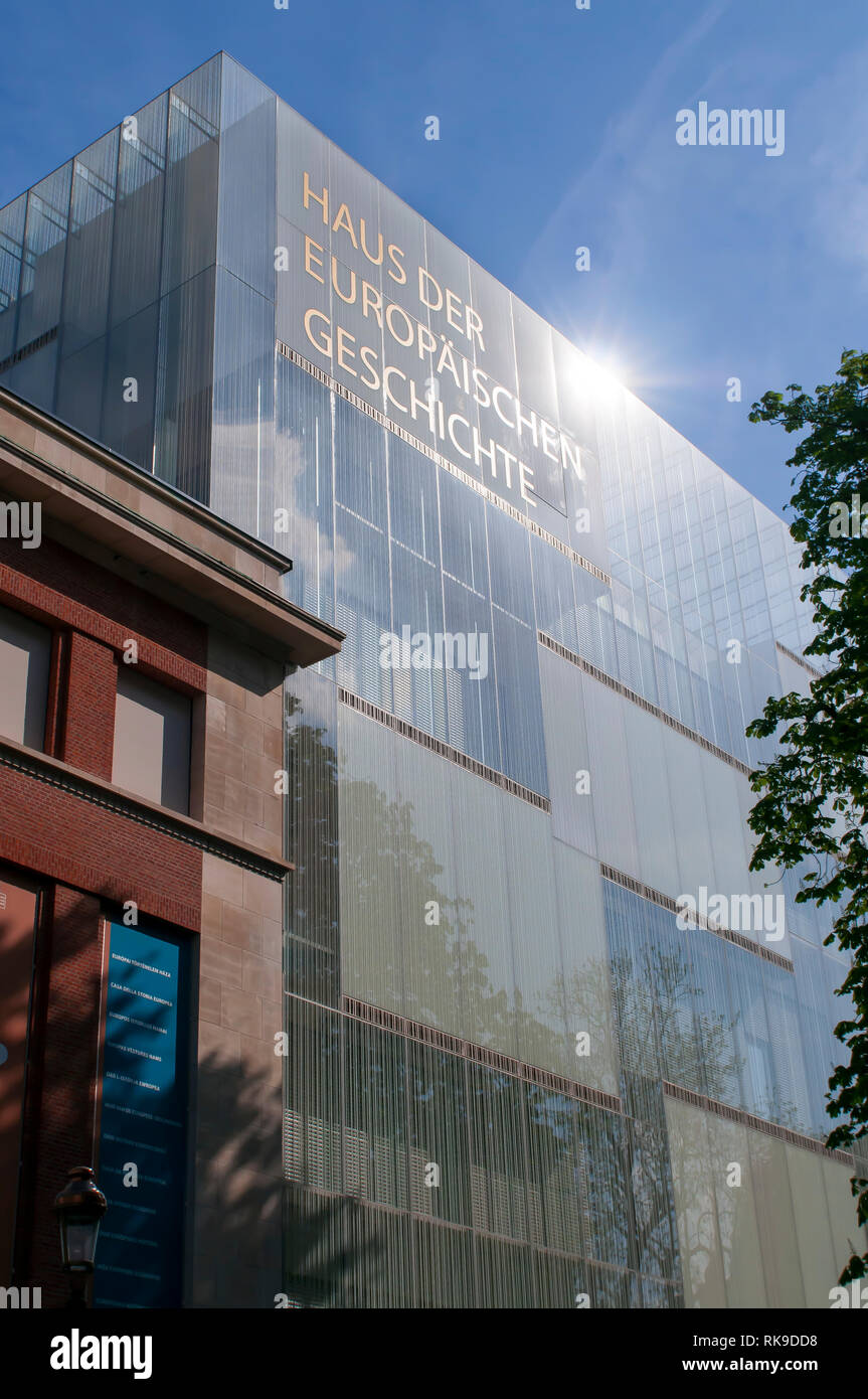 Haus der Europäischen Geschichte" (Haus der Europäischen Geschichte) (HE) In Brüssel mit Sonne von Glasfassade reflektiert. Stockfoto