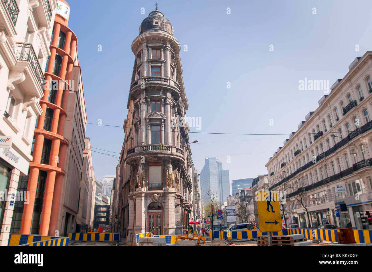 Schmalen alten Gebäude an der Kreuzung der Rue Saint-Michel, Rue de La Fiancée Straße in Brüssel, Belgien. Stockfoto