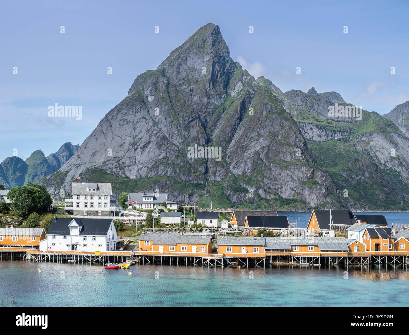 Sakrisøy Fischerdorf, Gelb fishermans Kabinen am Meer auf der kleinen Insel Sakrisöy, typische Rorbu, in der Nähe von Hamnöy, Moskenesoy, Lofoten. Stockfoto