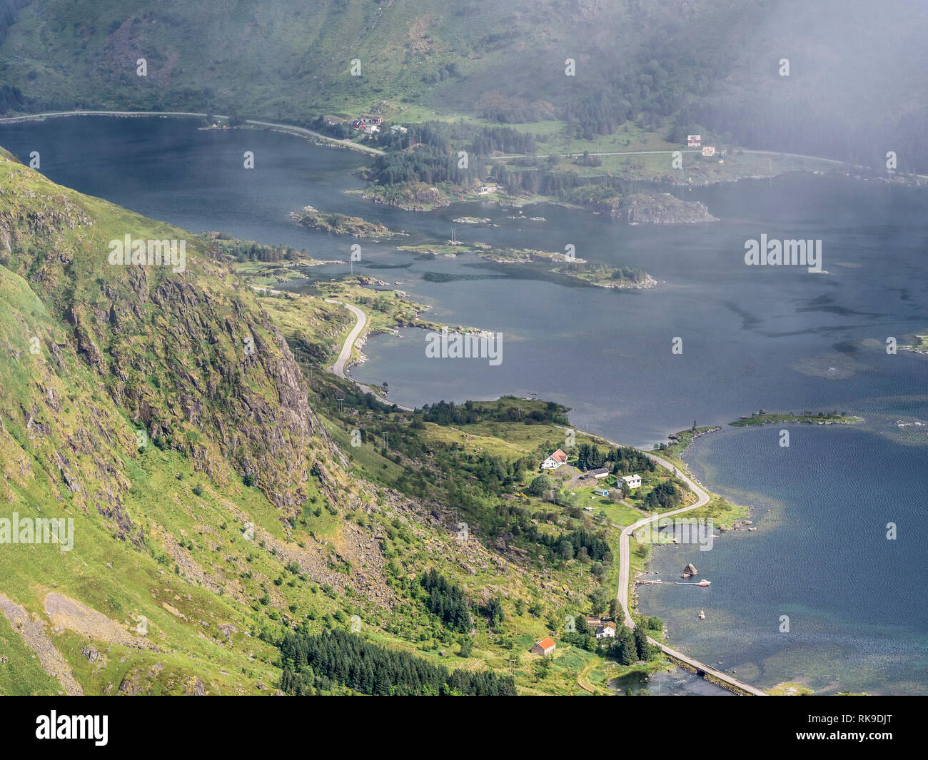 Blick vom Gipfel des Berges Justadtind in Richtung Osten über Rolvsfjorden, Straße Nr. 815, Insel Vestvagöy, Lofoten Stockfoto