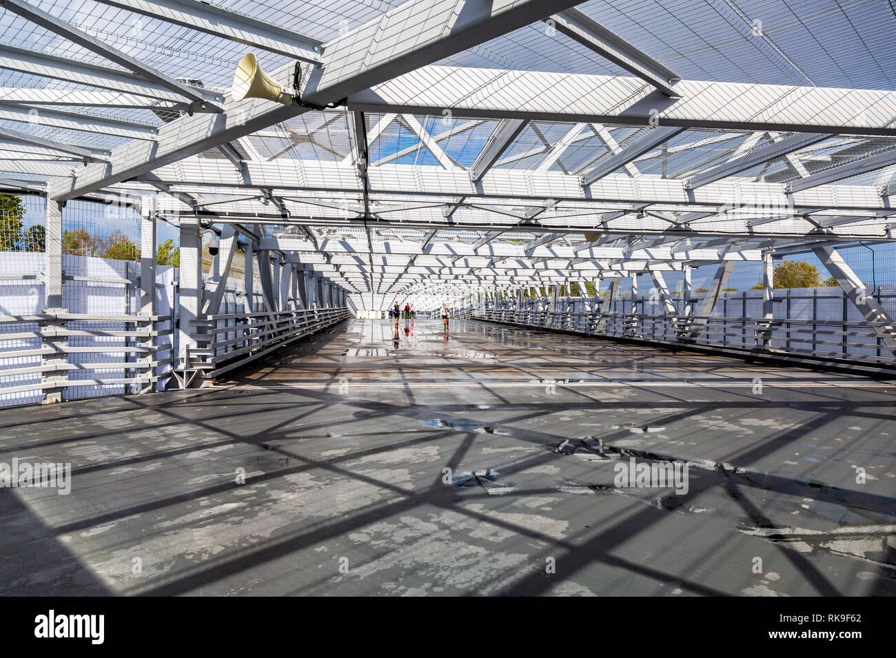 Sankt Petersburg, Russland - 7. August 2018: Fußgängerbrücke mit der U-Bahnhof Novokrestovskaya Krestovsky Insel Stockfoto
