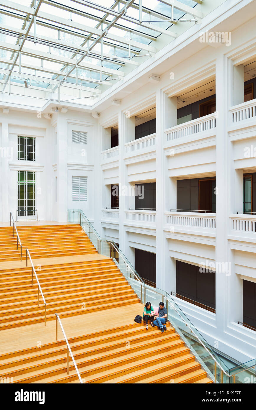 Eine große Treppe im Inneren des Singapore National Gallery, eine Art Museum, dass es im Süden spezialisiert - Ostasiatische und Asiatische Kunst. Stockfoto