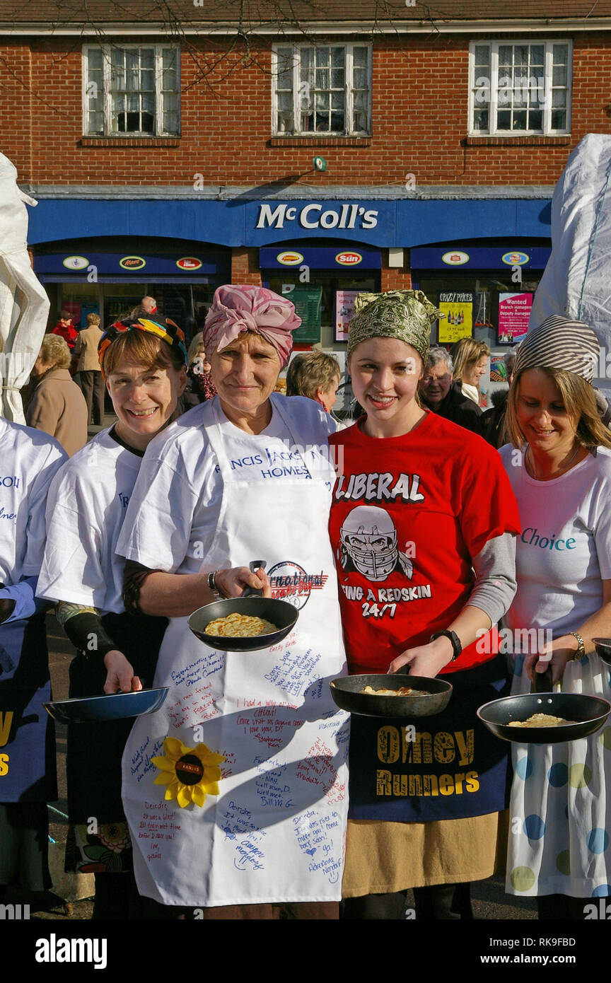 Lächelnde Damen oben Futter in den Marktplatz für den Beginn der berühmten olney Pancake Race, sagte, das älteste der Welt, Buckinghamshire, Großbritannien Stockfoto