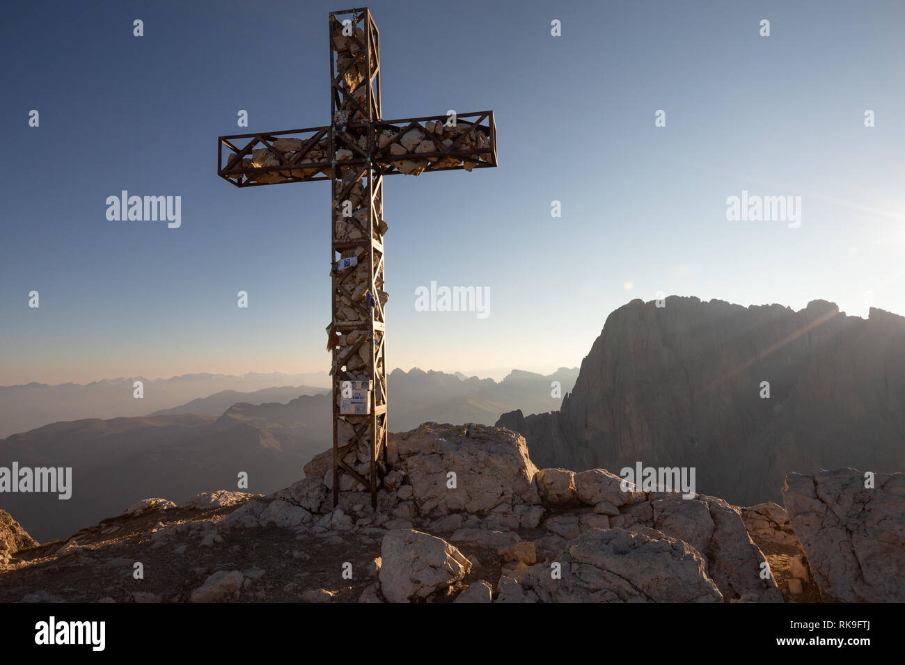 Bei Sonnenaufgang, Gipfelkreuz des Sassopiatto-Gipfels. Langkofelgruppe. Die Dolomiten. Italienische Alpen. Europa. Stockfoto