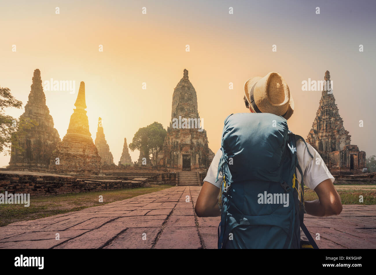 Touristen mit einem Elefanten im Wat Watthanaram Tempel in Ayutthaya Historical Park, einem UNESCO-Weltkulturerbe in Thailand Stockfoto