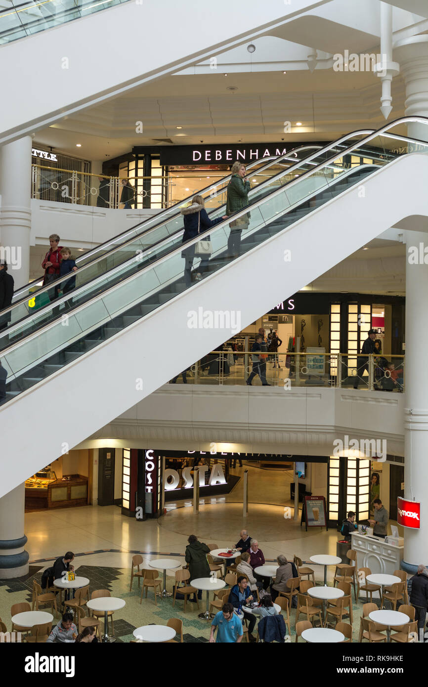 Innenraum der Pfauen Einkaufs- und Freizeitzentrum in Woking, Surrey, Großbritannien Stockfoto