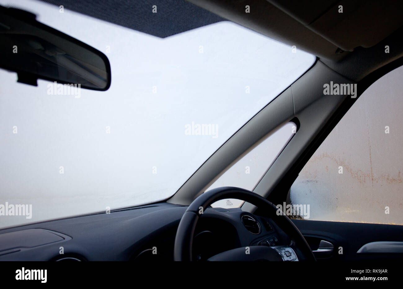 Mit Blick auf gefrorenen Frontscheibe außen an dem Auto Stockfoto