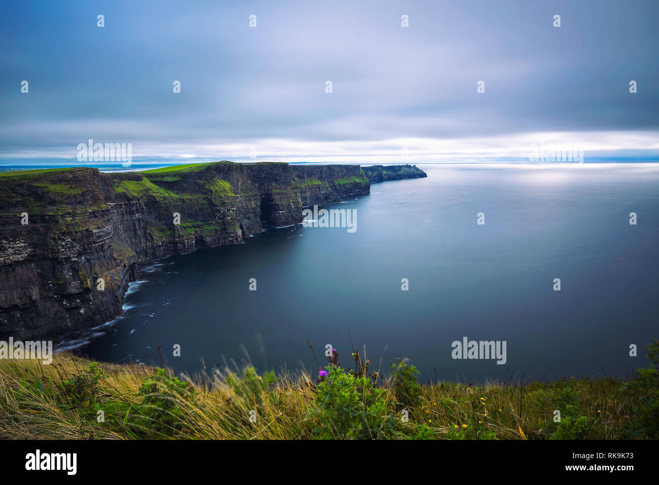Panoramablick auf den malerischen Klippen von Moher in Irland Stockfoto