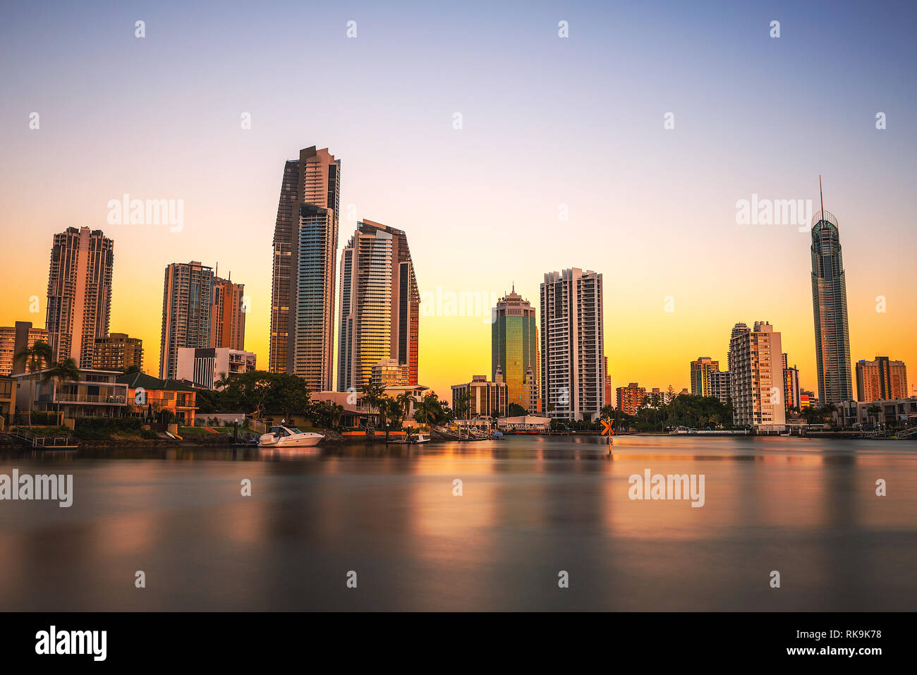 Sonnenuntergang Skyline von Downtown an der Gold Coast in Queensland, Australien Stockfoto