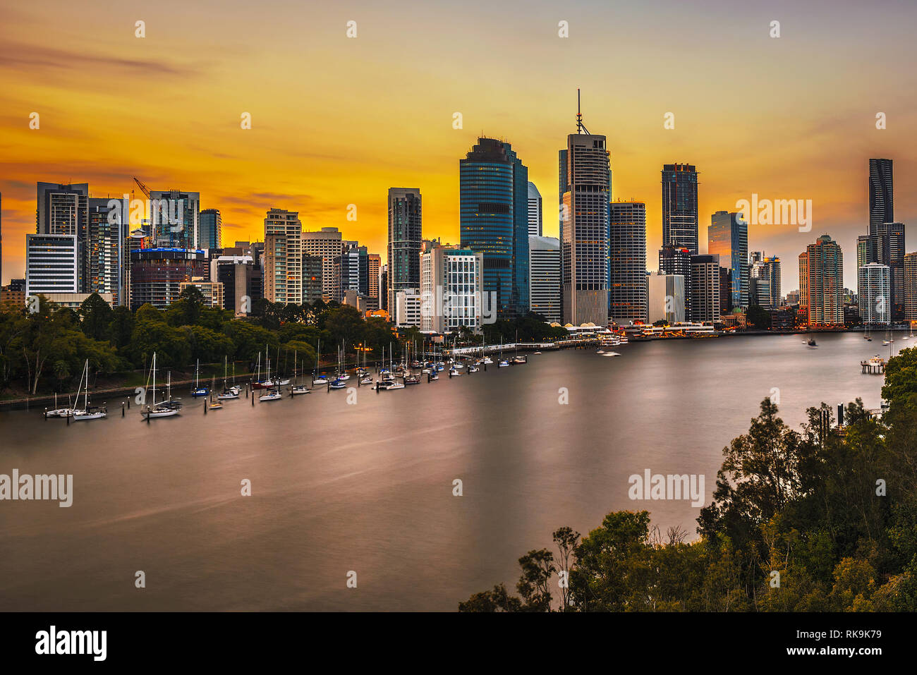 Sonnenuntergang Skyline von Brisbane City und Brisbane River Stockfoto
