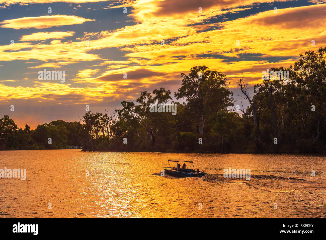 Sonnenuntergang über Murray River mit einem Boot in Mildura, Australien Stockfoto