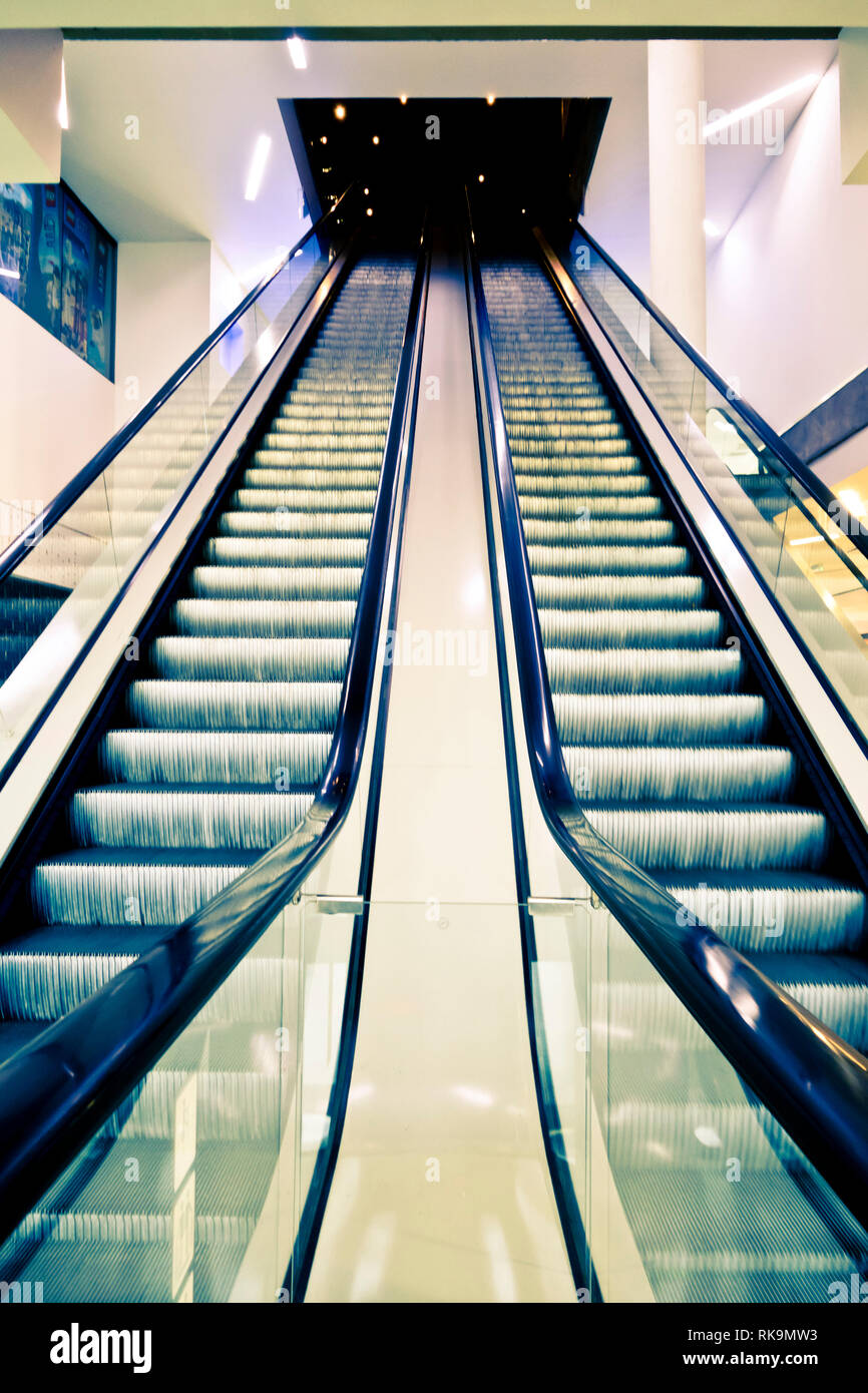 Leere Fahrtreppen in einem Einkaufszentrum Stockfoto
