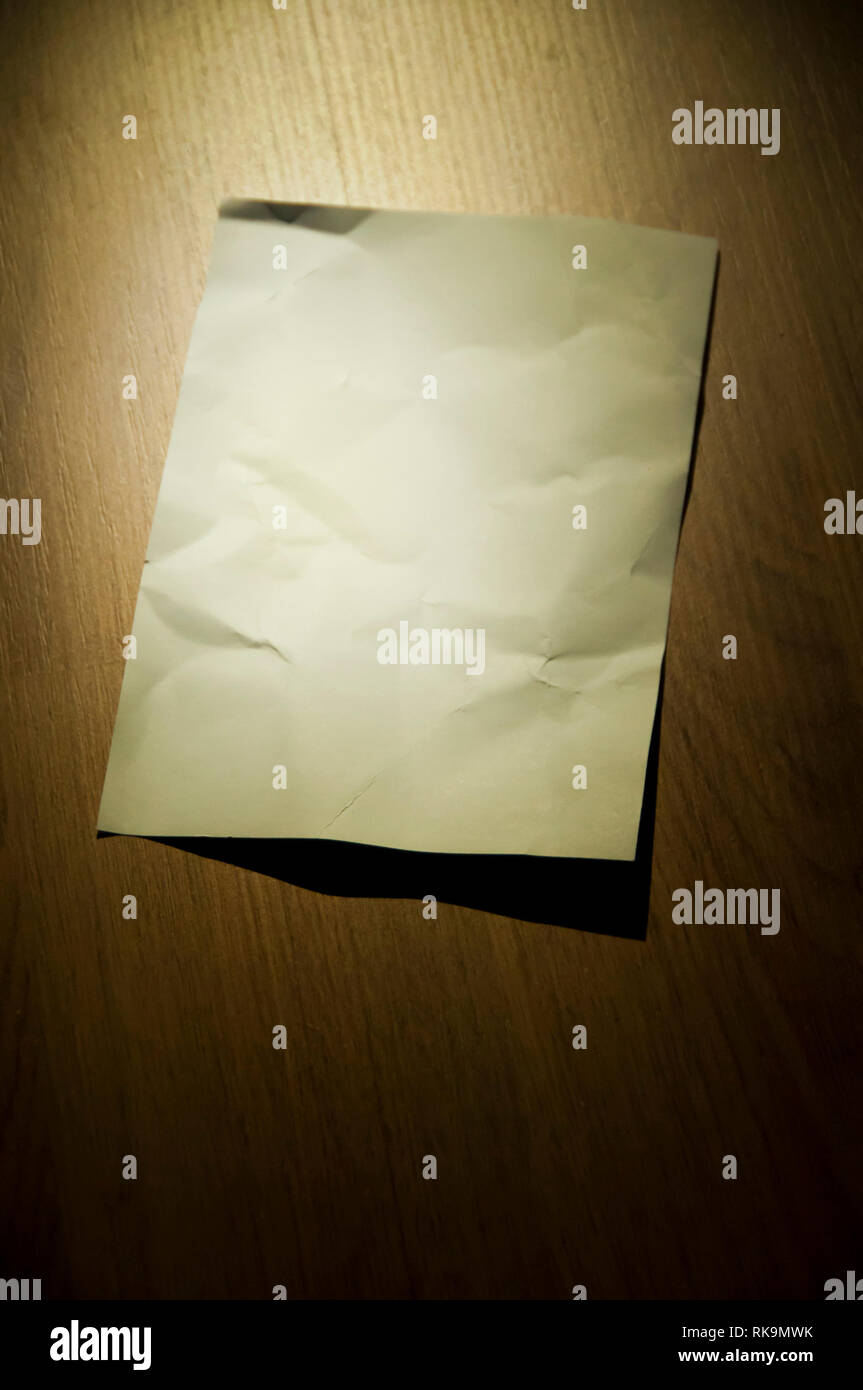 Leeres weißes Papier auf dem Boden Stockfoto
