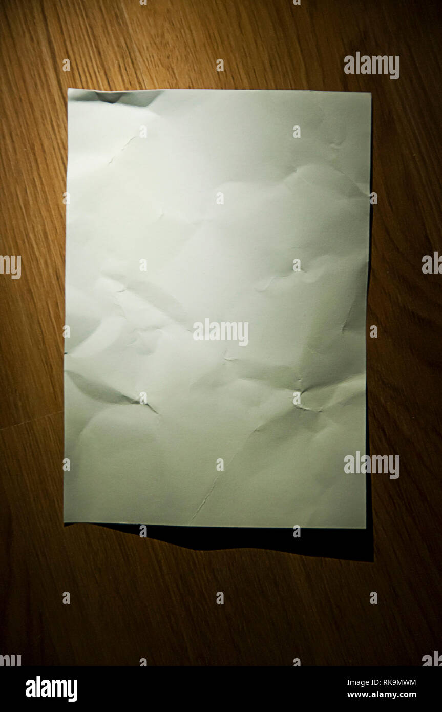 Leeres weißes Papier auf dem Boden Stockfoto