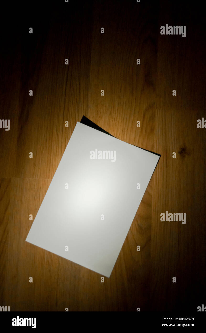 Leeres weißes Papier auf dem Boden Stockfoto