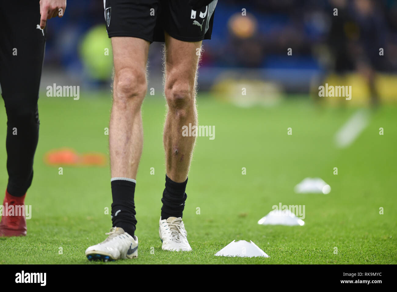 Peter Crouch Beine im Warm up in der Premier League Match zwischen Brighton & Hove Albion und Burnley an der American Express Community Stadion. 09. Februar 2019 Nur für den redaktionellen Gebrauch bestimmt. Kein Merchandising. Für Fußball Bilder FA und Premier League Einschränkungen Inc. kein Internet/Mobile Nutzung ohne fapl Lizenz - für Details Kontakt Fußball Dataco Stockfoto