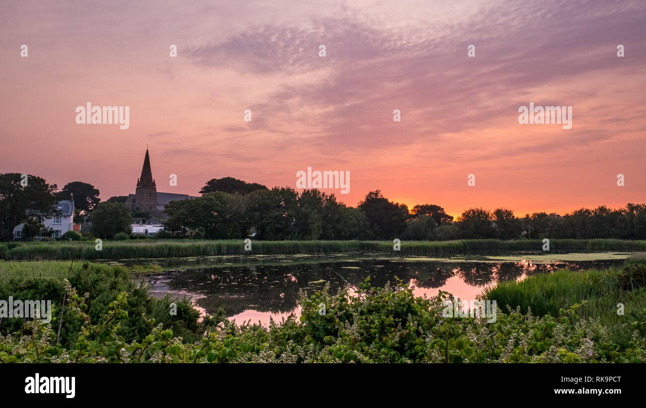 Sonnenaufgang über Vale Church und Marschland Stockfoto