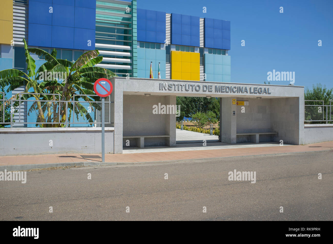 Badajoz, Spanien - 14. August 2018: Institut für Rechtsmedizin Gebäude von Badajoz. Hauptfassade Stockfoto