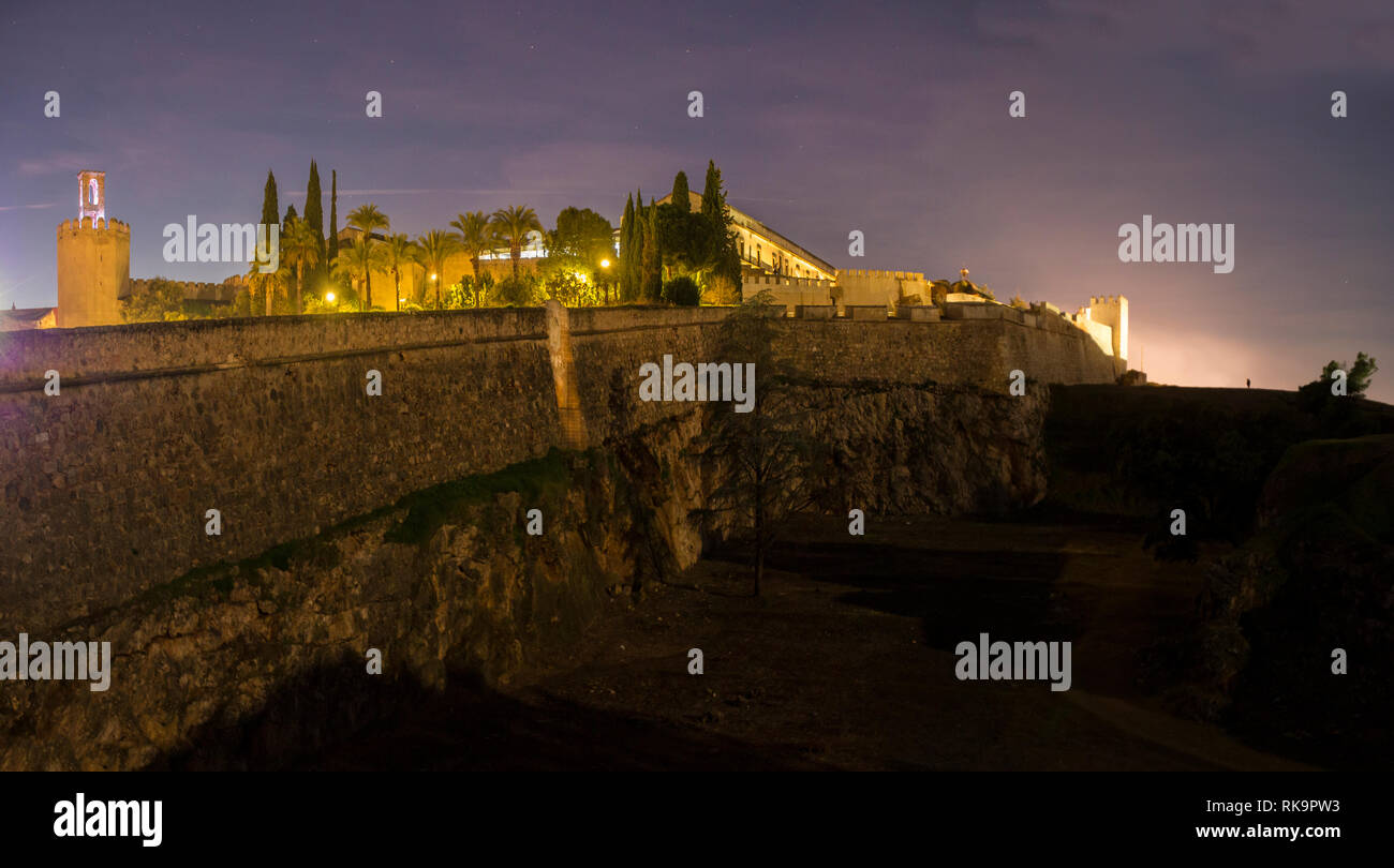 Badajoz arabische Burg bei Nacht. East Side View mit Merida Tür und Espantaperros Turm Stockfoto