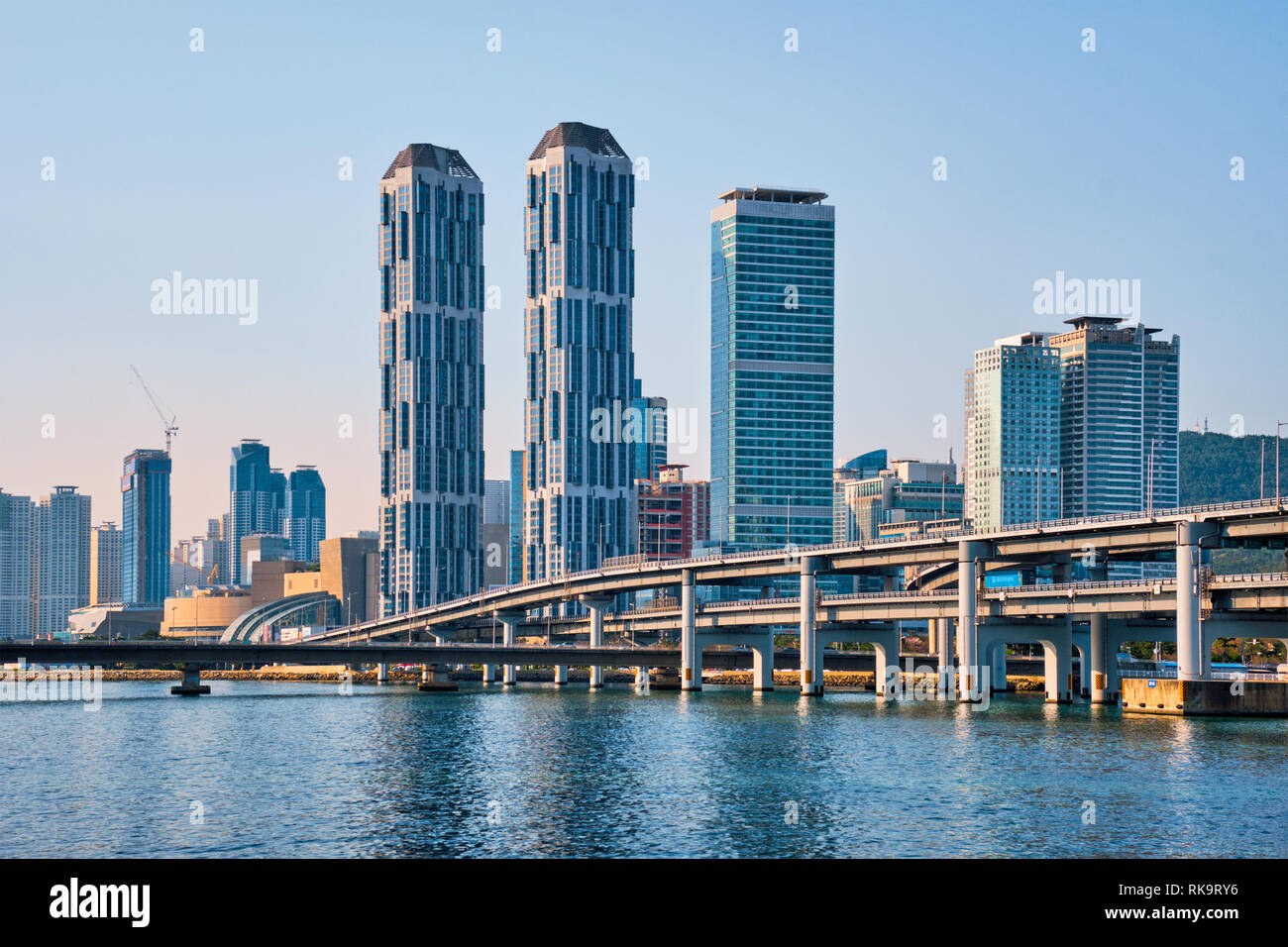 Busan City Wolkenkratzer und Gwangan Brücke, Südkorea Stockfoto