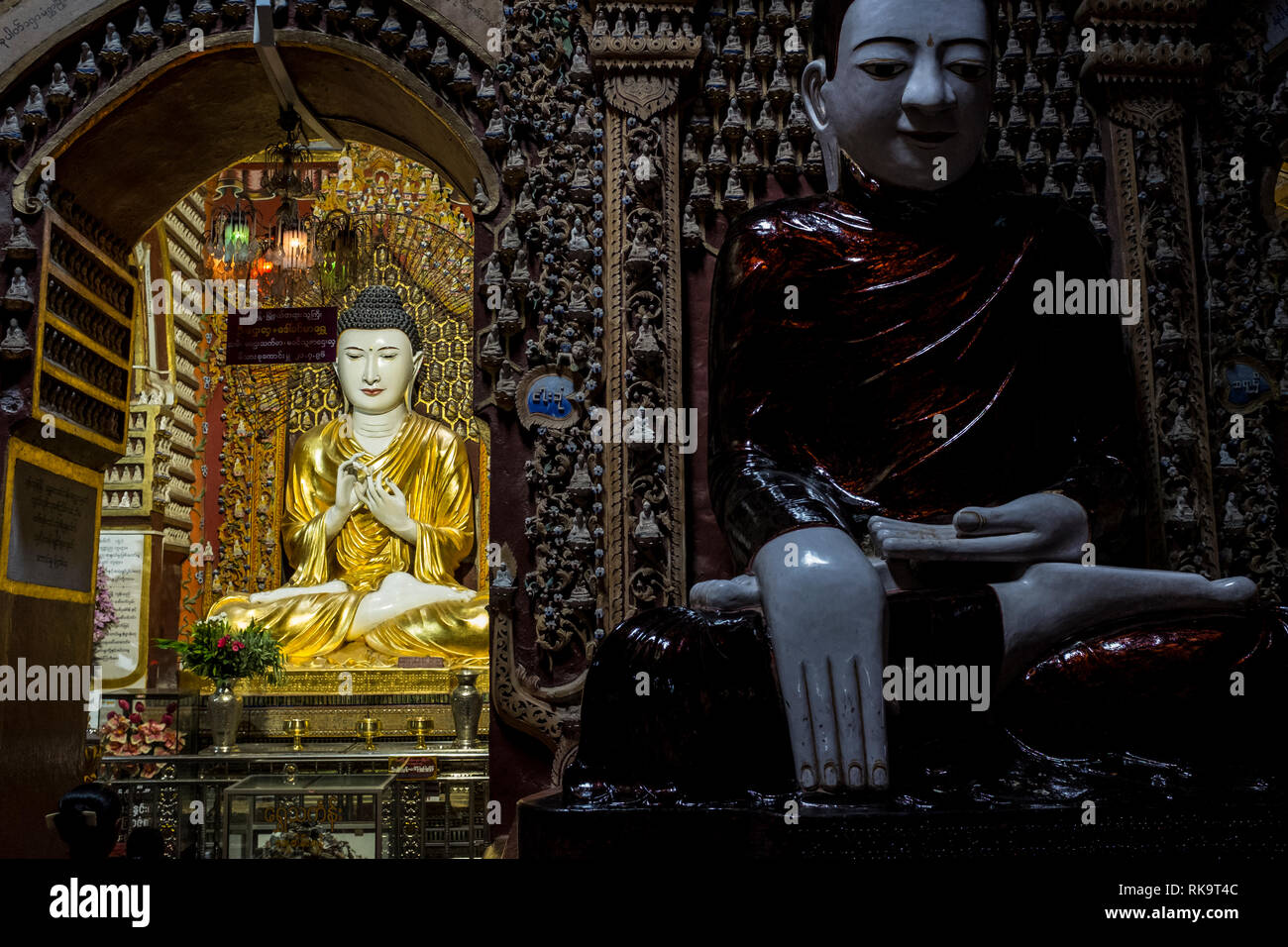 Monywa, Myanmar - 24. September 2016: Statuen von Buddha im Inneren Thanboddhay Paya Haupttempel Stockfoto