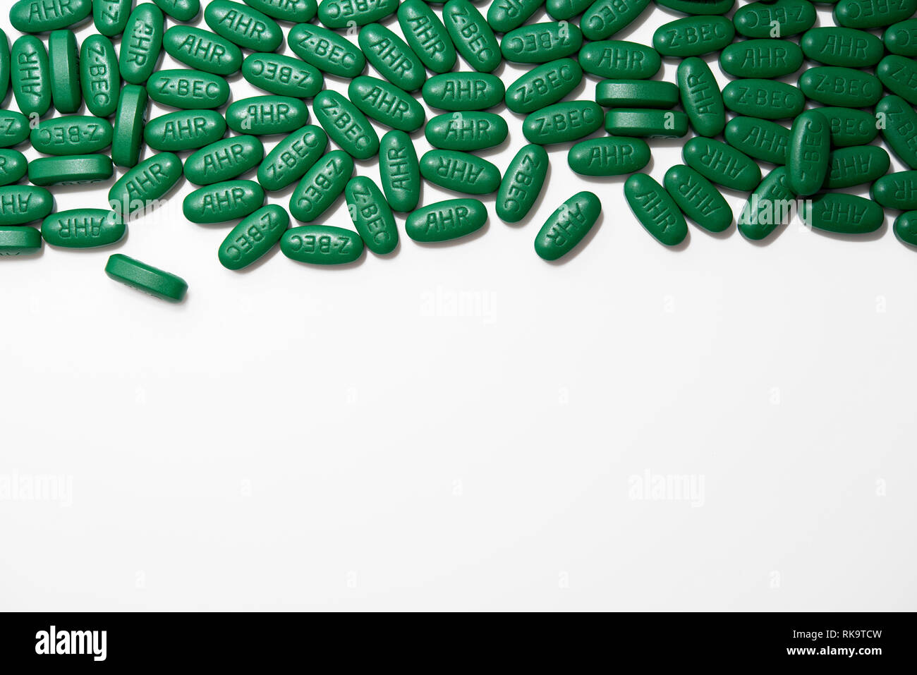 Grüne tabletten Vitamine, Nahrungsergänzungsmittel Pillen Stockfotografie -  Alamy