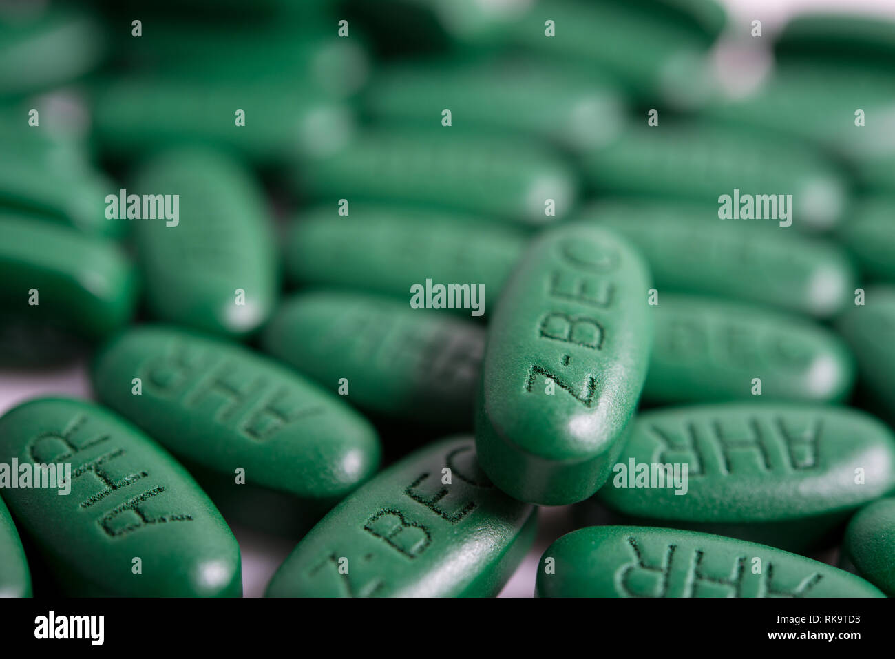 Grüne tabletten Vitamine, Nahrungsergänzungsmittel Pillen Stockfotografie -  Alamy