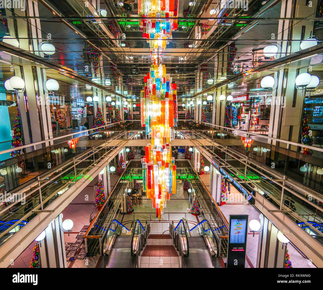 Verstecktes Juwel Berlin: Europacenter, Design der 1970er Jahre. Spiegelndes Interieur mit farbenfroher Lichtinstallation und Vintage-Einrichtungsdesign Stockfoto