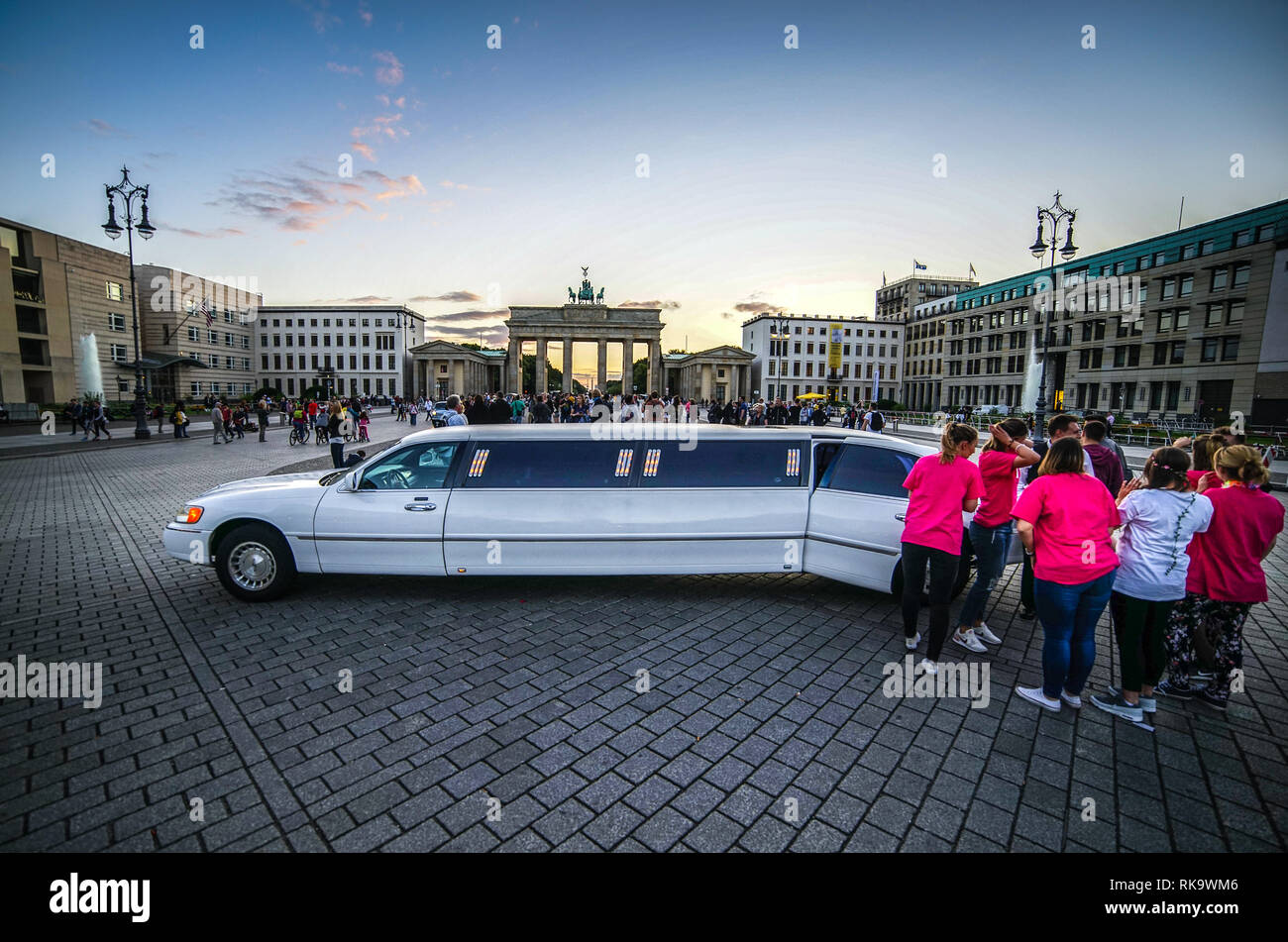 Berlin, Limousine vor dem Brandenburger Tor Stockfoto