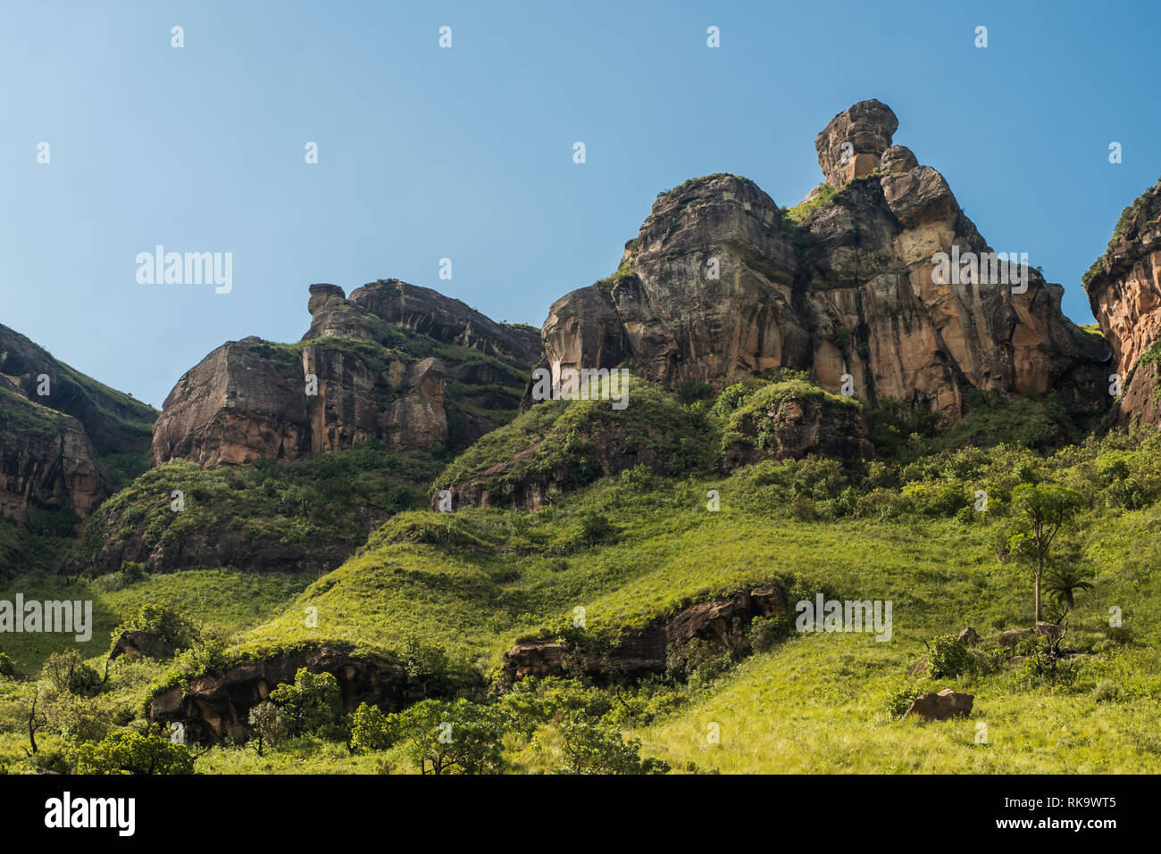 Erodierten Felsformationen schmücken ein Hügel auf dem Tugela Schlucht Wanderung auf das Amphitheater Berg in die Drakensberge, Südafrika Stockfoto