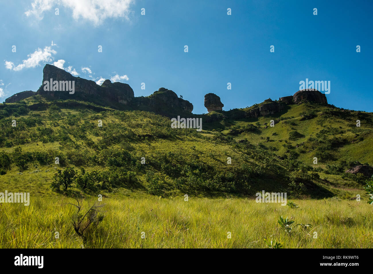 Erodierten Felsformationen schmücken ein Hügel auf dem Tugela Schlucht Wanderung auf das Amphitheater Berg in die Drakensberge, Südafrika Stockfoto