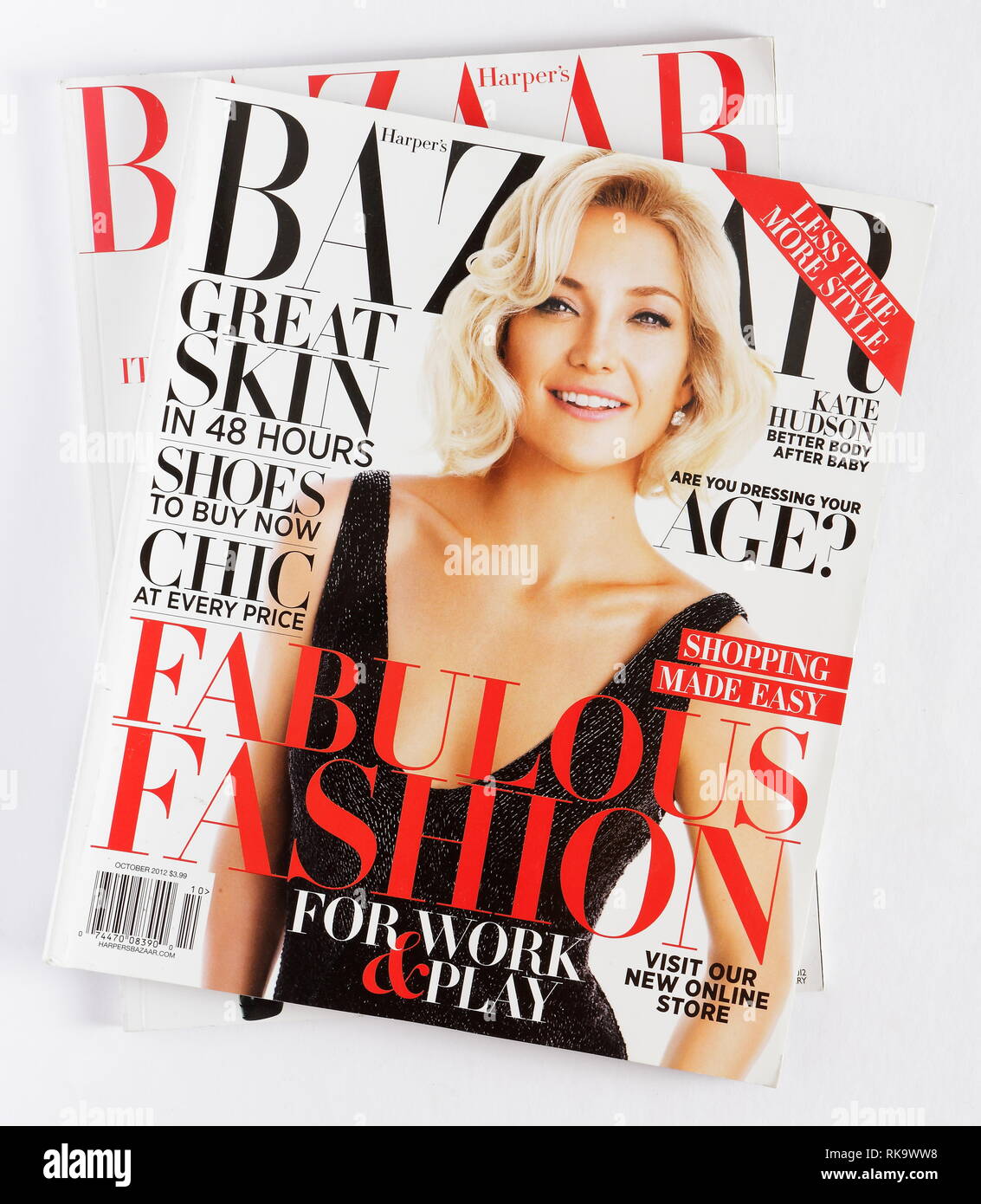 AMELAND, Niederlande - 21. MAI 2015: Stapel von Zeitschriften Harpers Bazaar, auf Ausgabe Oktober 2012 mit Kate Hudson. Nur für den redaktionellen Gebrauch bestimmt. Stockfoto